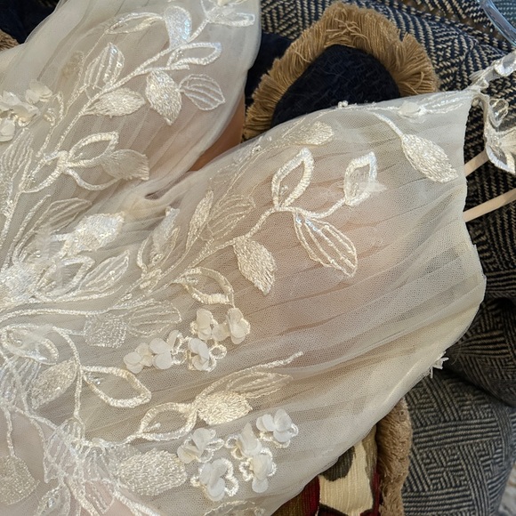 WEDDING DRESS NEVER WORN & NO PREVIOUS ALTERATIONS - Picture 13 of 14